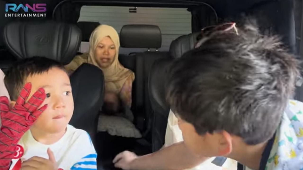 Potret Rafathar Cium Bayi Disorot, Nagita Slavina Kembali Adopsi Anak Setelah Baby Lily?