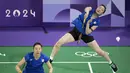 Pebulu tangkis ganda putri Jepang, Mayu Matsumoto/Wakana Nagahara memukul kok ke arah pasangan Indonesia, Apriyani Rahayu/Siti Fadia Silva pada laga Grup B bulu tangkis Olimpiade Paris 2024 di Porte de la Chapelle Arena, Paris, Prancis, Sabtu (27/07/2024). (AP Photo/Dita Alangkara)