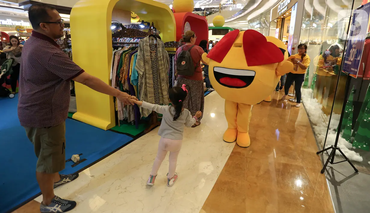 Karakter Joypixels Emoji menyapa pengunjung khususnya anak-anak di Lippo Mall Kemang,  Jakarta Sabtu (14/12/2019). Joypixels Emoji menyapa pengunjung setiap Sabtu dan Minggu merasakan pengalaman pada liburan natal dan tahun baru. (Liputan6.com/Fery Pradolo)