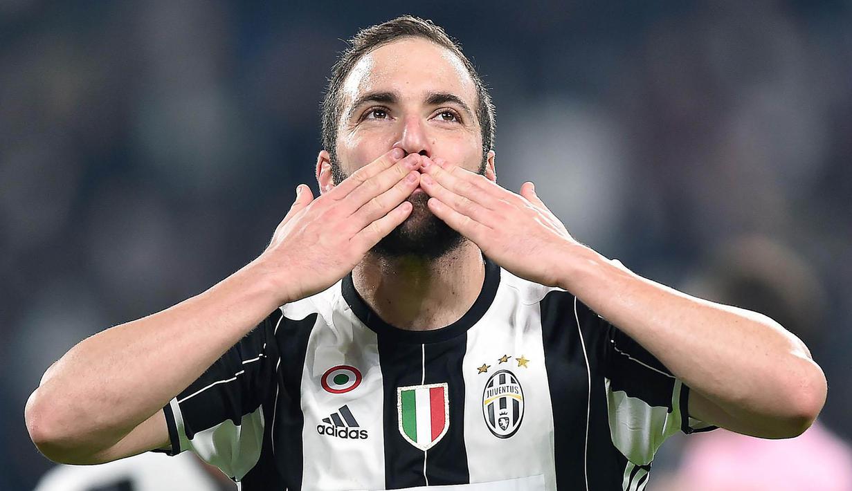 Striker Juventus, Gonzalo Higuain, merayakan gol yang dicetaknya ke gawang Palermo. Keempat gol kemenangan Juventus dicetak oleh Claudio Marchisio, Gonzalo Higuain dan dua gol dari Paulo Dybala. (EPA/Alessandro Di Marco)