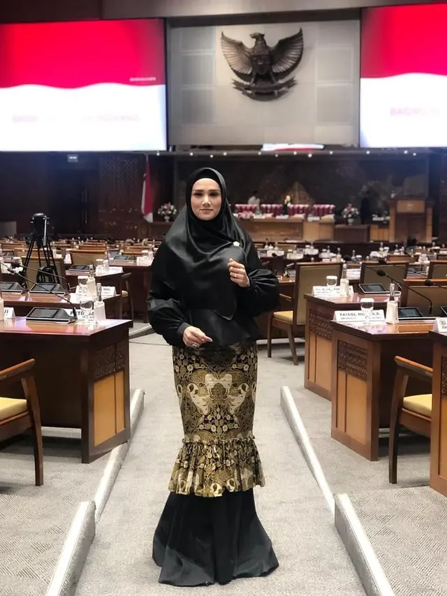 7 Gaya Mulan Jameela Jalani Hari Jadi Anggota DPR, Selalu Jadi Sorotan