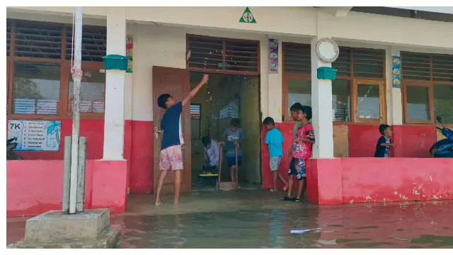 Kasihan, Siwa SD Ikuti Ujian Sekolah Ditengah Genangan Air