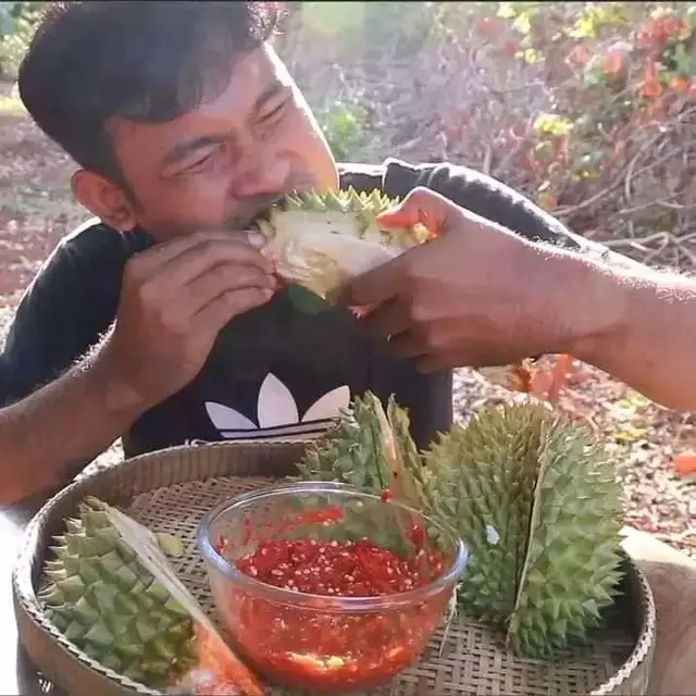Malah Bikin Susah, Ini 7 Potret Absurd Orang Makan Durian Ini Bikin Tepuk Jidat