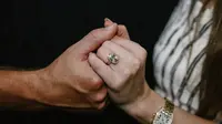 Travis Kelce melamar Taylor Swift dengan cincin tunangan bermata berlian yang klasik dan unik. (dok. Instagram @taylorswift/https://www.instagram.com/p/DN02niAXMM-/?hl=id&img_index=1/Dinny Mutiah)