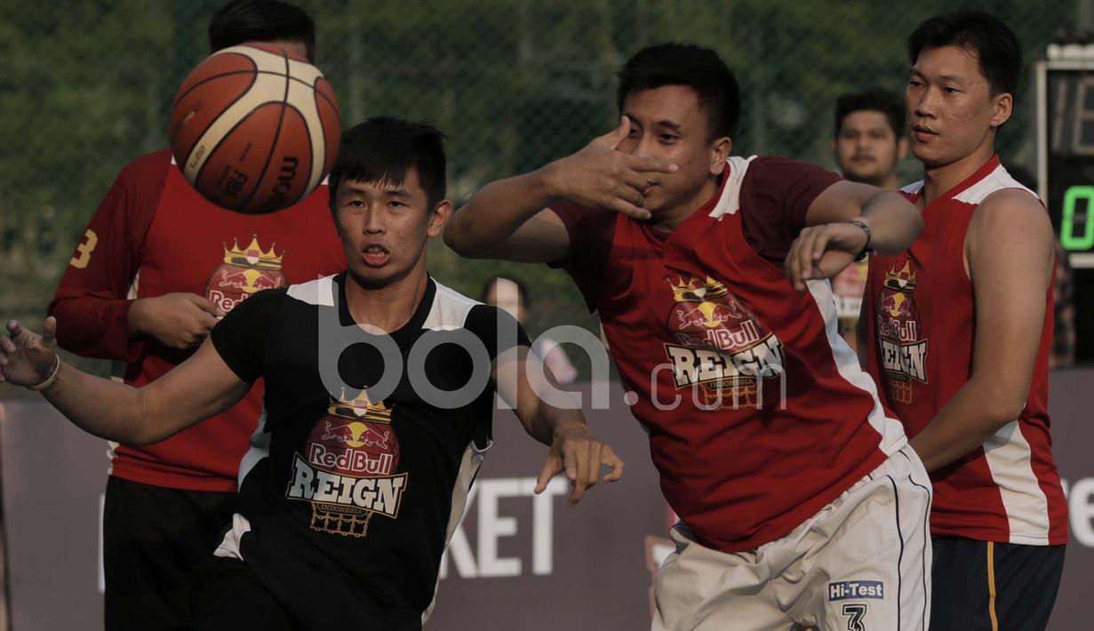 Mario Gerungan (kanan) eks Aspac Jakarta tampil di Red Bull Reign 3x3 di Indonesia di Lapangan Basket Pati Unus Jakarta, Sabtu (15/4/2017). (Bola.com/Peksi Cahyo)