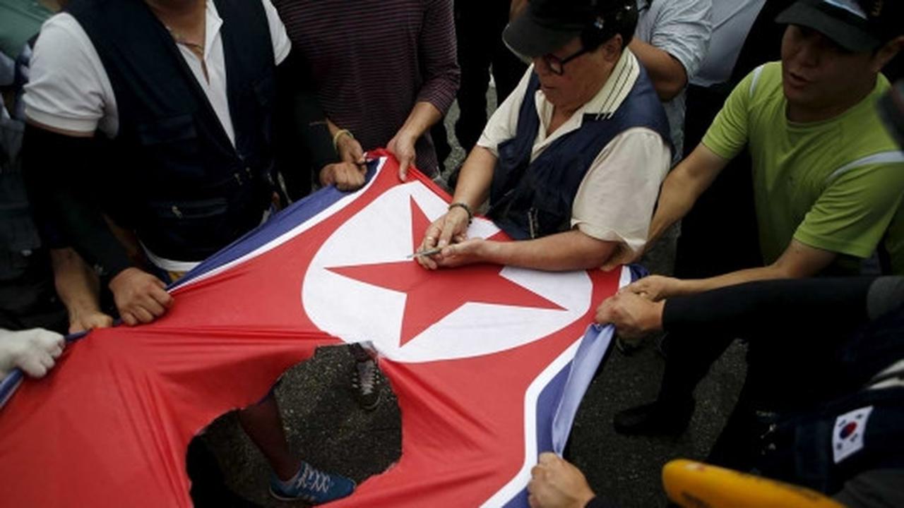 Protes anti-Korut, massa Korsel robek bendera Kim Jong-un