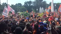 The Jakmania saat berada di Balai Kota Jakarta. (Liputan6.com/Lizsa Egeham)
