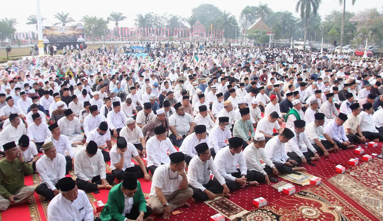 Umat Muslim mengikuti salat meminta hujan menyusul kebakaran hutan dan lahan gambut di beberapa wilayah di Sumatra dan Pulau Kalimantan, di Palembang, Sumatra Selatan, Indonesia, Selasa, 25 Agustus 2026. (Foto AP/Muhammad Fajri)