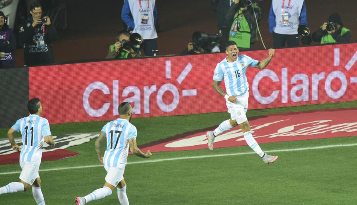 Gol Marcos Rojo menjadi pembuka pesta gol Argentina ke gawang Paraguay. (AFP PHOTO/LUIS ACOSTA)