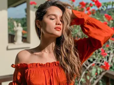 Pakai baju off shoulder warna merah, aura cantik pemilik nama lengkap Cinta Laura Kiehl ini begitu terpancar. Rambutnya yang dibiarkan terurai dan makeup natural mendapat berbagai pujian dari warganet.(liputan6.com/IG/@claurakiehl)