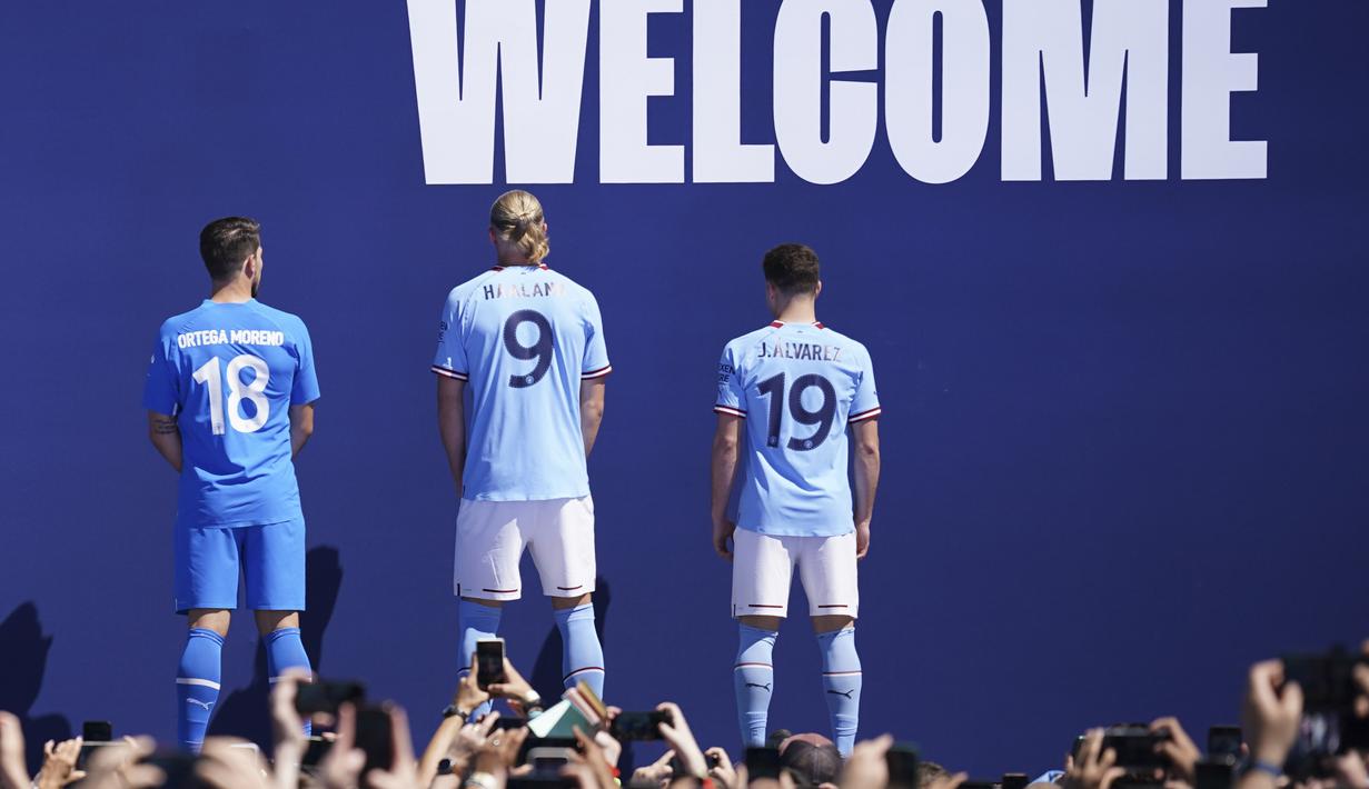 Selain Erling Haaland Manchester City juga turut memperkenalkan Stefan Ortega dan Julian Alvarez pada acara dihadiri suporter tersebut. (AP/Dave Thompson)