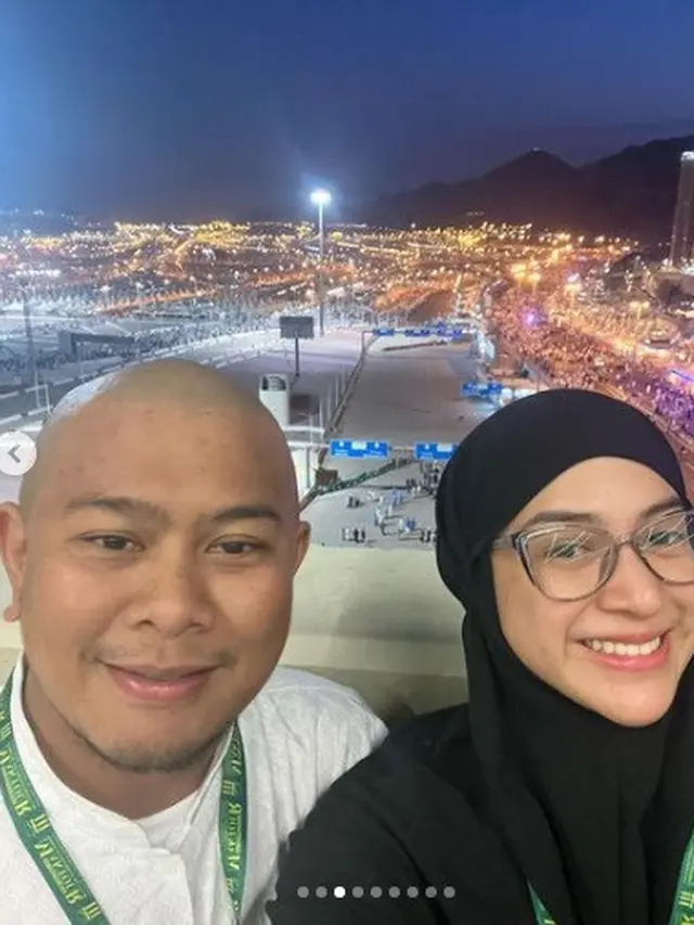 Nina Zatulini menunaikan ibadah haji 2023 bareng suami, Chandra Tauphan (Foto: instagram ninazatulini22)