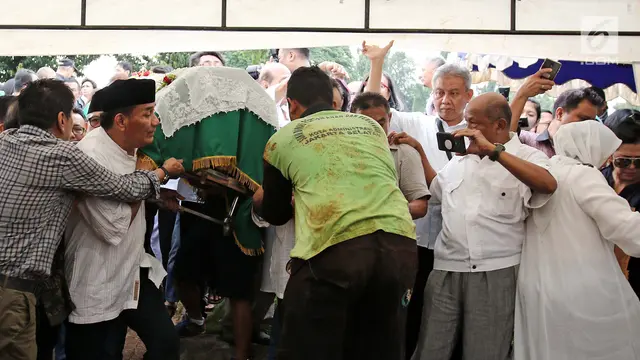 Tangis Duka dan Taburan Bunga di Pusara Sys NS
