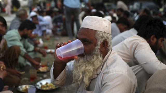 Berbuka Buka Bersama di Pinggir Jalan