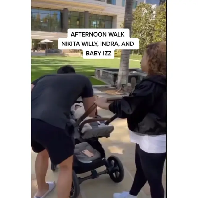 6 Momen Nikita Willy Ajak Baby Izz Jalan-Jalan Sore, Gaya Rambutnya Bak ABG