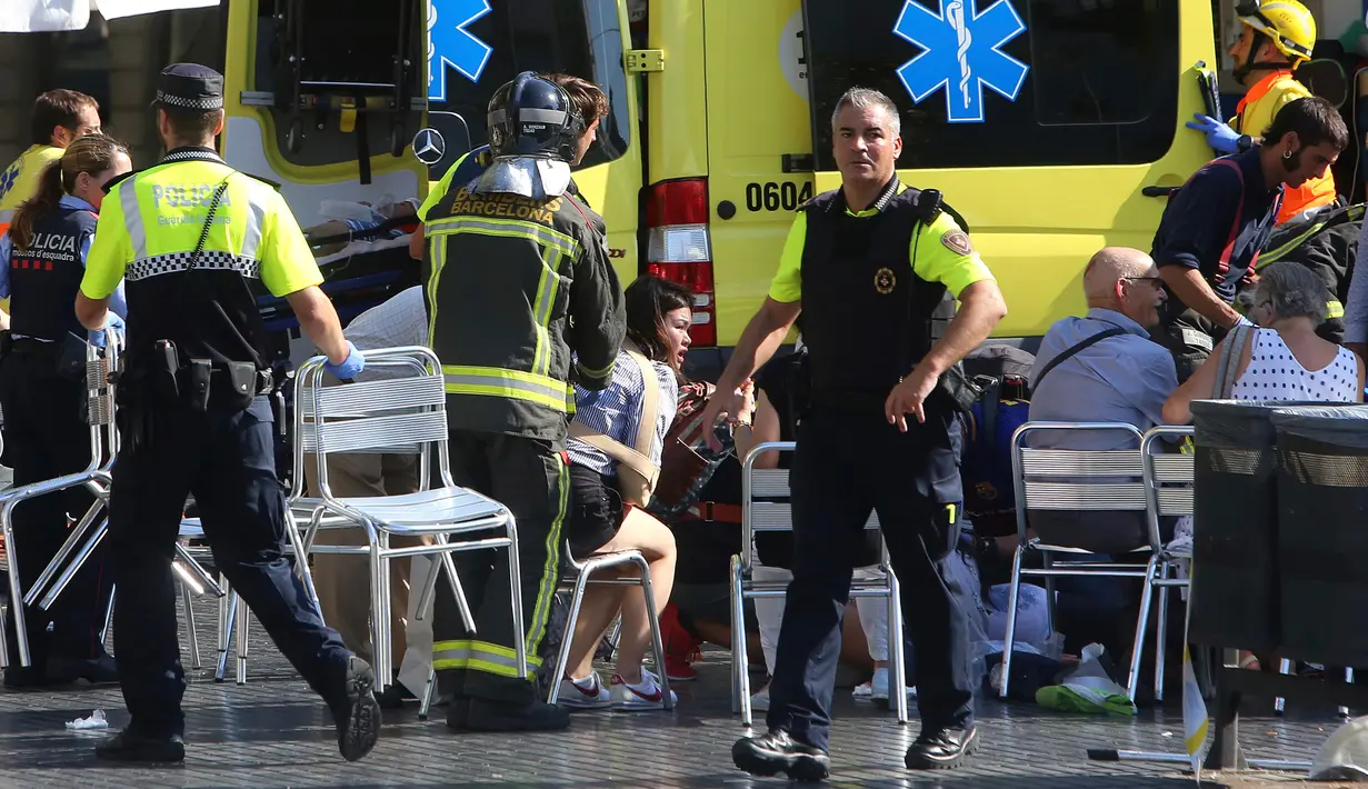 Sejumlah warga yang terluka saat dirawat di di Barcelona, Spanyol, (17/8). Kepolisian Spanyol mengonfirmasi telah menewaskan empat orang yang diduga akan melancarkan serangan kedua di Cambrils. (AP Photo/Oriol Duran)