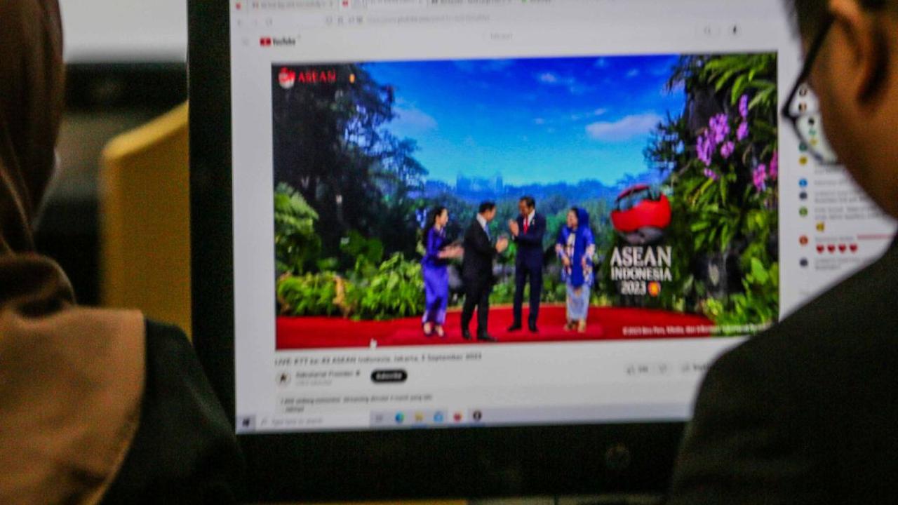 Wartawan saat menggunakan komputer yang disediakan di ruang Media Center KTT ke-43 ASEAN, Jakarta Convention Center (JCC) Senayan, Jakarta, Selasa (5/9/2023).