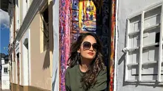 Berjalan-jalan di teriknya kota, gaya busana Cinta Laura dengan menggunakan sweater warna army dan legging. Agar tidak begitu silau, ditambahkan dengan menggunakan sunglasses. Simple banget, kan. (Kapanlagi.com/Rita)