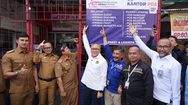 Ketua Satgas Pembentukan Koperasi Desa (Kopdes) Merah Putih Zulkifli Hasan (Zulhas) meninjau sistem operasional Kopdes Merah Putih Ceria Sembako di Cileunyi Wetan, Jawa Barat.