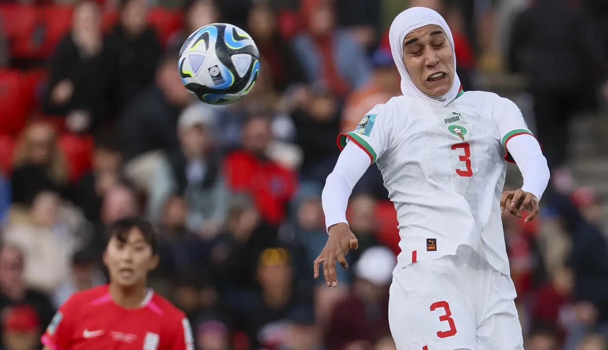 Pemain Timnas Sepak Bola Wanita Maroko, Nouhaila Benzina berusaha menyundul bola saat menghadapi Korea Selatan pada laga kedua Grup H Piala Dunia Wanita 2023 di Hindmarsh Stadium, Adelaide (30/7/2023). (AP Photo/James Elsby)