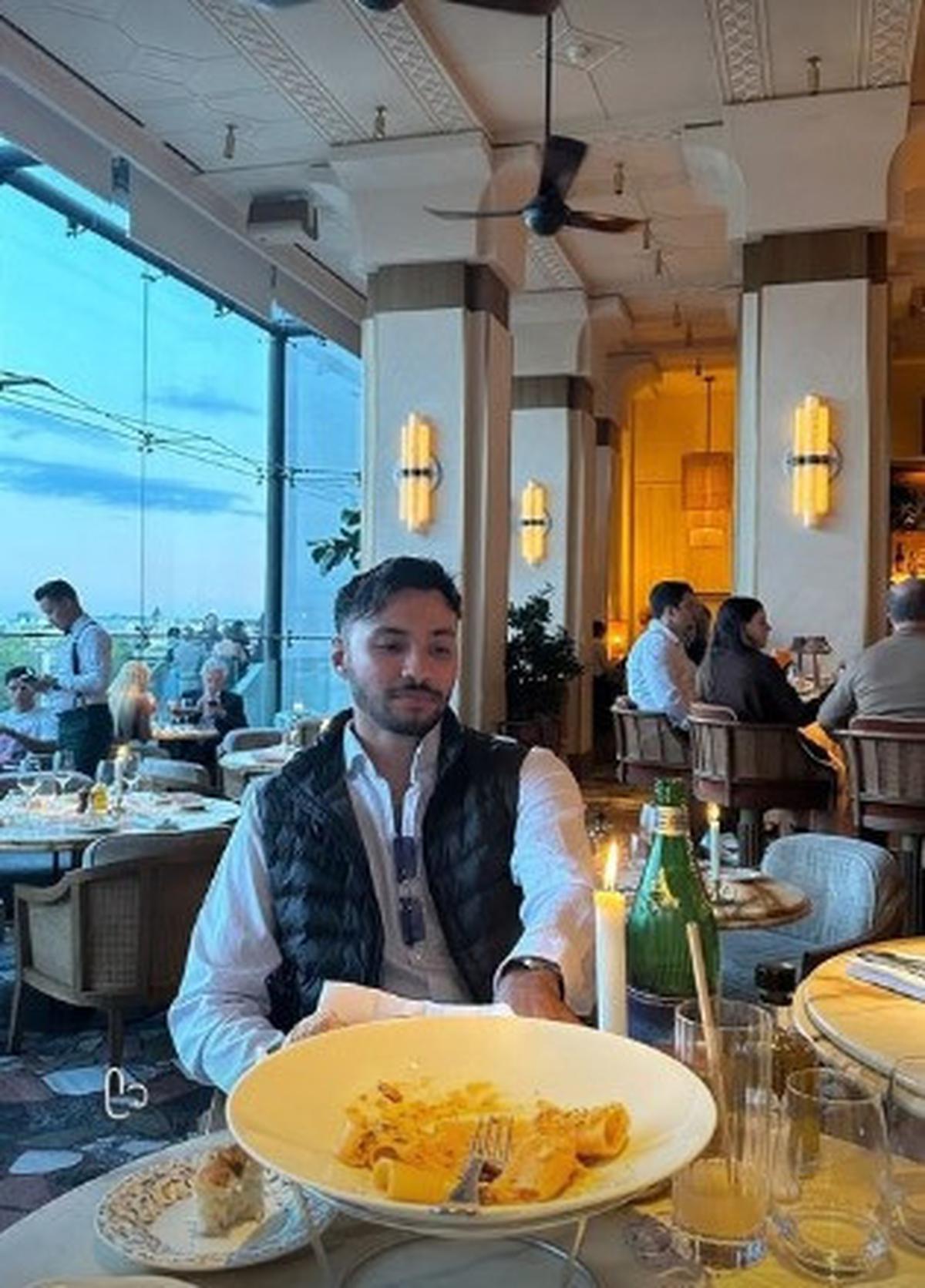 Mengabadikan Momen Bersama Sang Adik Saat Kuliner di Eropa