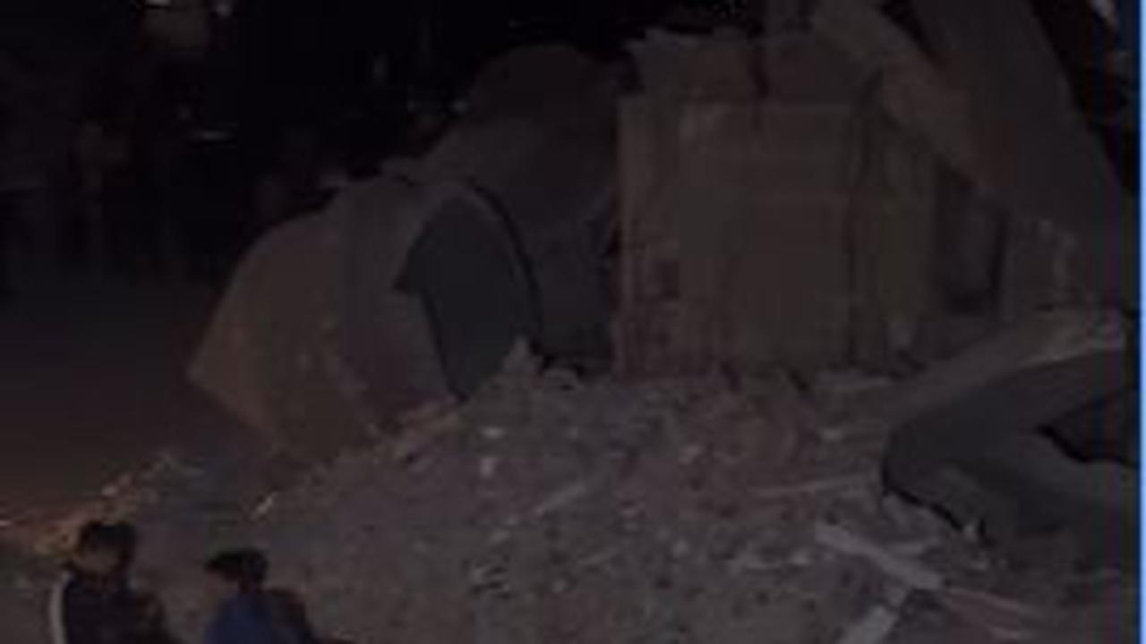 Dalam Gelap, Momen Warga Palestina Tetap Salat Tarawih di Reruntuhan Masjid yang Hancur