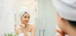 Seorang wanita menggunakan skincare untuk merawat wajah. (depositphotos.com/DragonImages)