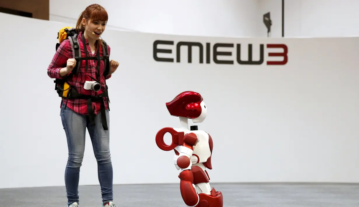 Petugas menunjukkan robot humanoid 'EMIEW 3' yang dapat membantu turis dari negara asing di Tokyo, Jepang, (8/4). Robot ini dikembangkan untuk memberikan layanan dan bimbingan yang diperlukan di toko-toko dan fasilitas umum. (REUTERS/Issei Kato)