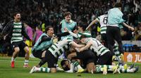 Para pemain Sporting Lisbon merayakan gol keempat mereka yang dicetak oleh gelandang Uruguay #20 Maximiliano Araujo selama pertandingan leg kedua babak 16 besar Liga Champions UEFA antara Sporting CP dan Bodoe/Glimt di stadion Jose Alvalade di Lisbon pada 18 Maret 2026. (FILIPE AMORIM/AFP)