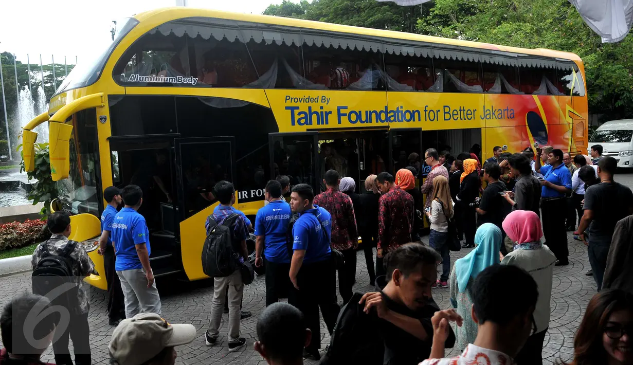 Sejumlah pengunjung dan wartawan saat mencoba bus tingkat dari Tahir Foundation, Jumat (17/6). Pemerintah Provinsi DKI Jakarta mendapatkan sumbangan 5 unit bus tingkat dari Tahir Foundation.(Liputan6.com/Gempu M Surya)