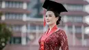 Kebaya moderen dengan detail v neck dan full payet pada seluruh badan ala Sarah Gibson ini sangat cantik apabila menjadi kebaya saat wisuda, lho.