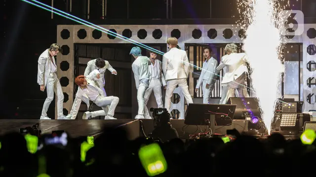 Serba Putih, NCT 127 Sapa Penggemar di Indonesia