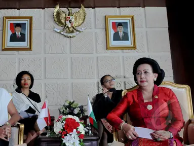 Istri Presiden Madagaskar, Voahangy Rajaonarimampianina melakukan kunjungan ke DPD RI, Komplek Parlemen Senayan, Jakarta, Rabu (22/4/2015). Voahangy Rajaonarimampianina bertemu dengan Wakil Ketua DPD RI GKR Hemas. (Liputan6.com/Andrian M Tunay)