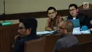 Tersangka dugaan suap terhadap Ketua Pengadilan Tinggi Manado Sudiwardono, Aditya Anugrah Moha (kedua kiri) menyimak keterangan saksi pada sidang lanjutan di Pengadilan Tipikor, Jakarta, Rabu (7/3). (Liputan6.com/Helmi Fithriansyah)