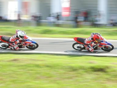 Pembalap muda beraksi dalam ajang Honda Dream Cup 2025 di Sirkuit Multifungsi Dispora Sumut Jl. Pancing Medan, Minggu (18/5/2025). (Bola.com/M Iqbal Ichsan)