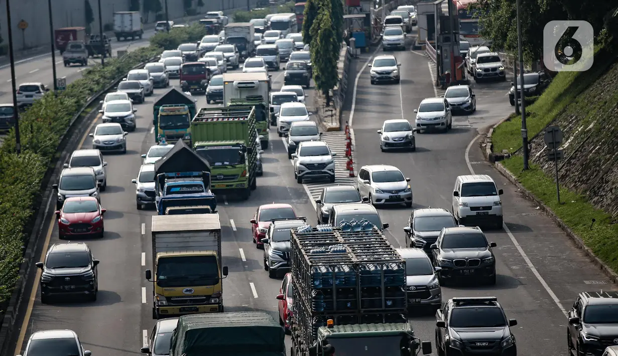 Kendaraan berjalan tersendat saat jam berangkat kerja di sejumlah jalanan Jakarta, Rabu (27/7/2022) pagi. Direktur Lalu Lintas Polda Metro Jaya Kombes Latif Usman berpendapat waktu keberangkatan pekerja menurutnya mesti diatur agar tidak menumpuk pada jam yang sama. (Liputan6.com/Faizal Fanani)
