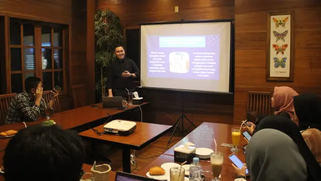Pendiri dan Ketua Tim Peneliti HCC, Dr dr Ray Wagiu Basrowi MKK FRSPH Saat Menjelaskan Perilaku Makan Emosional Bisa Meningkatkan Risiko Stres dan Kondisi Ini Menimpa Banyak Perempuan (Foto Dokumen Pribadi)