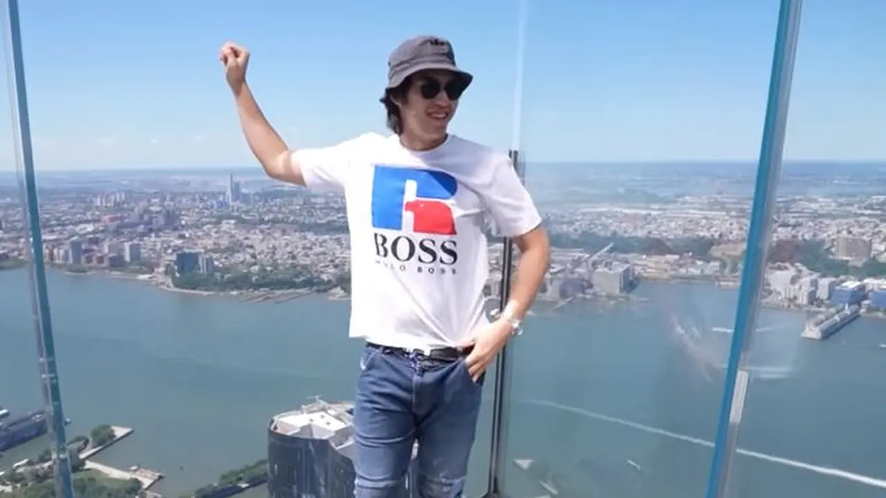 Bagian pojok di lantai tersebut menjadi tempat favorit para pengunjung, termasuk El Rumi. Ia rela ngantre untuk bisa mendapatkan view tersebut. (Foto: YouTube)