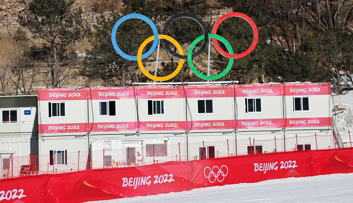 Logo Cincin Olimpiade di Pusat Ski Alpine Nasional Yanqing menjelang Olimpiade Musim Dingin Beijing 2022 di distrik Yanqing, 2 Februari 2022. Pusat ski Alpine yang selesai pada Juni 2021 itu terdiri atas trek sepanjang 9,2 km dengan turunan vertikal maksimum 900 meter. (Dimitar DILKOFF/AFP)