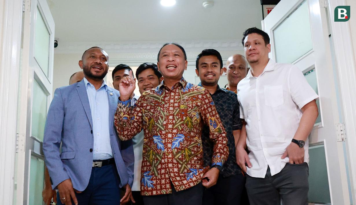 Menteri Pemuda dan Olahraga (Menpora) RI, Zainudin Amali (tengah) menerima audiensi perwakilan klub Liga 2 di Kantor Kemenpora, Jakarta, Senin (16/1/2023). Kehadiran para perwakilan klub peserta Liga 2 itu untuk mengadukan nasib mereka setelah kompetisi dihentikan. (Bola.com/M Iqbal Ichsan)