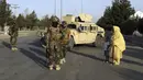 Pasukan Taliban berjaga di pos pemeriksaan dekat gerbang Bandara Internasional Hamid Karzai, Kabul, Afghanistan, Sabtu (28/8/2021). Taliban menutup akses menuju Bandara Kabul bagi sebagian besar calon pengungsi untuk mencegah kerumunan setelah serangan bom bunuh diri. (AP Photo/Wali Sabawoon)