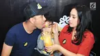 Artis Raffi Ahmad bersama sang istri Nagita Slavina saat menghadiri pembukaan bisnis barunya, Jakarta, Jumat (25/8). Kali ini Raffi bekerjasama dengan seorang pengusaha memulai bisnis barunya yakni sebuah produk minuman. (Liputan6.com/Helmi Afandi)