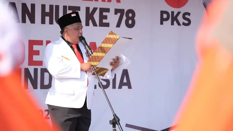 Kang Irwan memimpin upacara HUT Kemerdekaan RI ke-78 di rooftop kantor DPW PKS Jatim. (Istimewa).