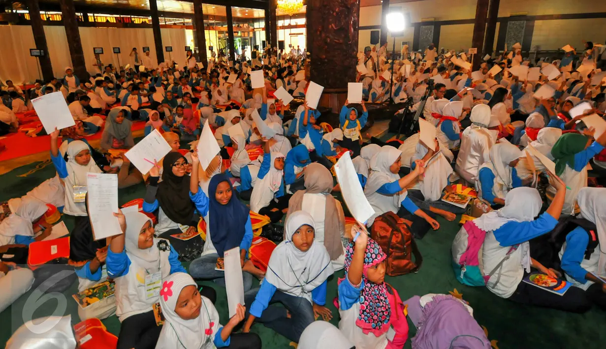 Sebanyak 1.500 anak yatim dan duafa mengikuti kegiatan menulis surat untuk Presiden Jokowi di TMII, Jakarta, Minggu (19/6). Kegiatan tersebut untuk memacu anak berani menuangkan gagasan dan harapannya melalui tulisan tangan. (Liputan6.com/Yoppy Renato)