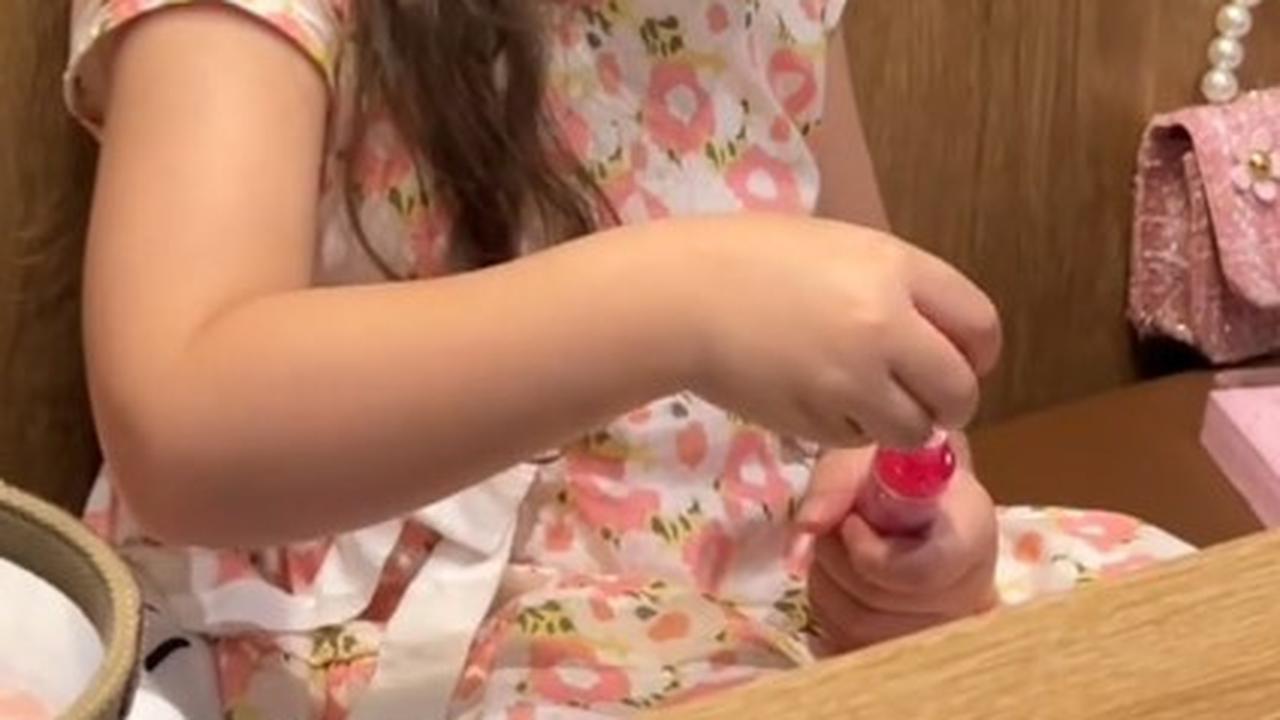 Gemas, Momen Chloe Anak Asmirandah Touch Up Pakai Lipstik Setelah Selesai Makan