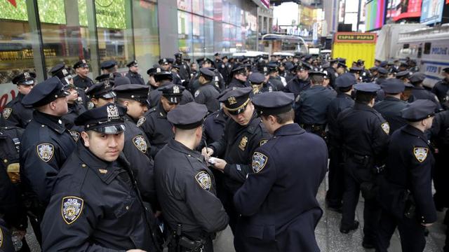 Ribuan personel dari Departemen Kepolisian New York (NYPD) dikerahkan di penjuru kota untuk mengamankan perayaan Malam Tahun Baru 2018. Pengamanan ekstra akan dilakukan di Times Square, yang akan menjadi tempat berkumpul rata-rata 2 juta orang (AP)