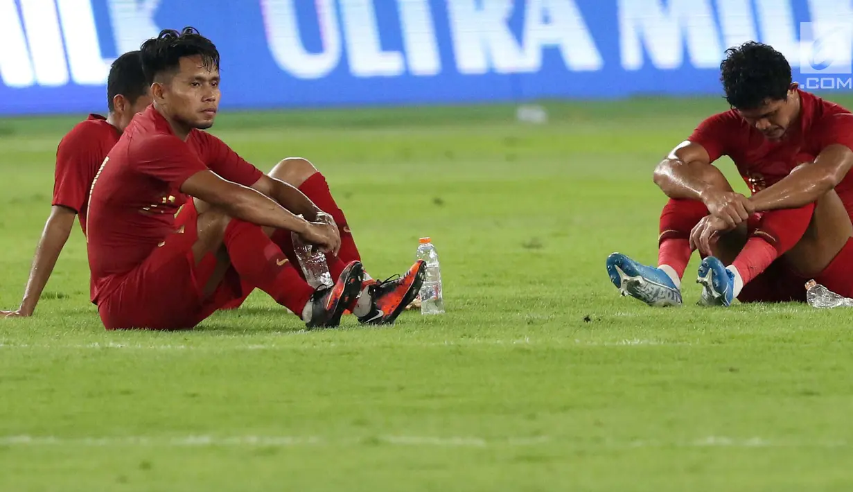 Gelandang Timnas Indonesia, Andik Vermansyah (kiri) tertunduk usai melawan Malaysia pada laga perdana Grup G Penyisihan Kualifikasi Piala Dunia 2022 zona Asia di Stadion GBK, Jakarta, Kamis (5/9/2019). Indonesia kalah 2-3. (Liputan6.com/Helmi Fithriansyah)