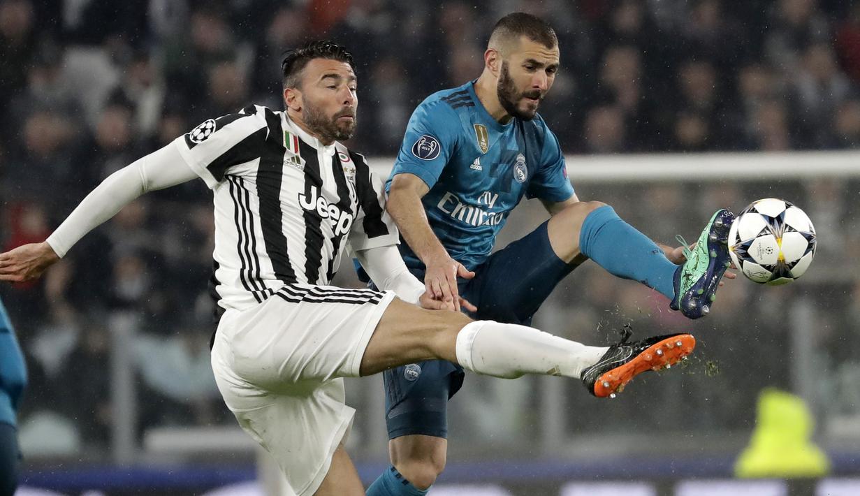 Striker Real Madrid, Karim Benzema, berebut bola dengan bek Juventus, Andrea Barzagli, pada laga Liga Champions di Stadion Allianz, Selasa (3/4/2018). Juventus takluk 0-3 dari Real Madrid. (AP/Luca Bruno)