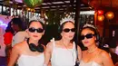 Ia memadukannya dengan tiara senada, kalung mutiara, dan kacamata hitam yang membuat penampilannya makin standout.  [@enzystoria].