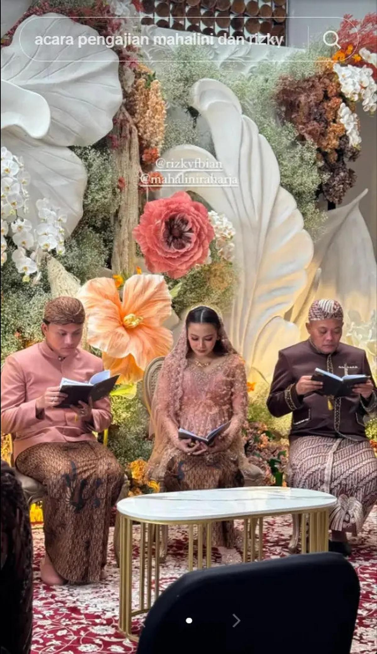 6 Momen Mahalini Wudhu dan Baca Al-Fatihah di Acara 7 Bulanan, Dituntun Rizky Febian